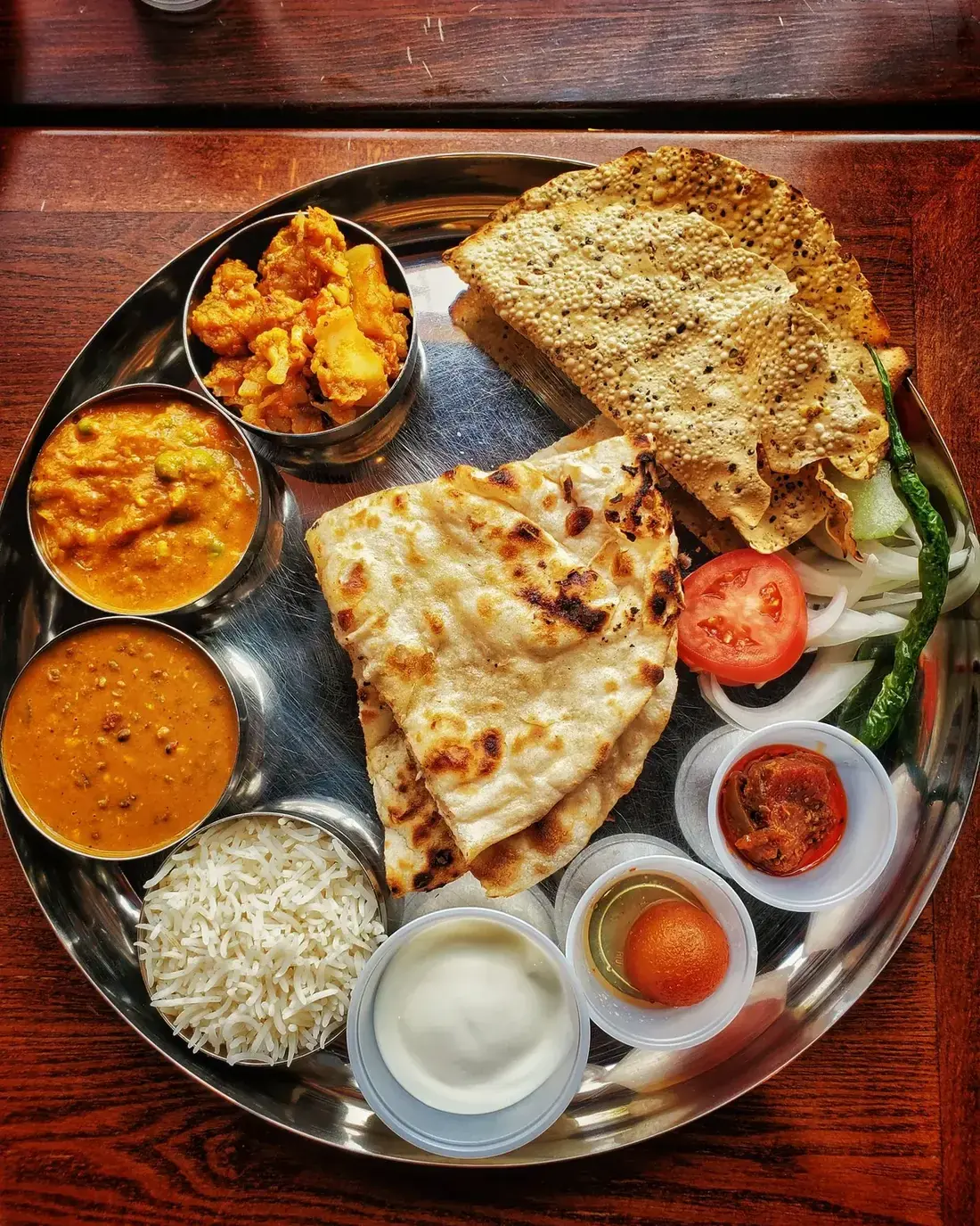 Poori thali, dal, sabzi, roti, chawal, salad aur achar